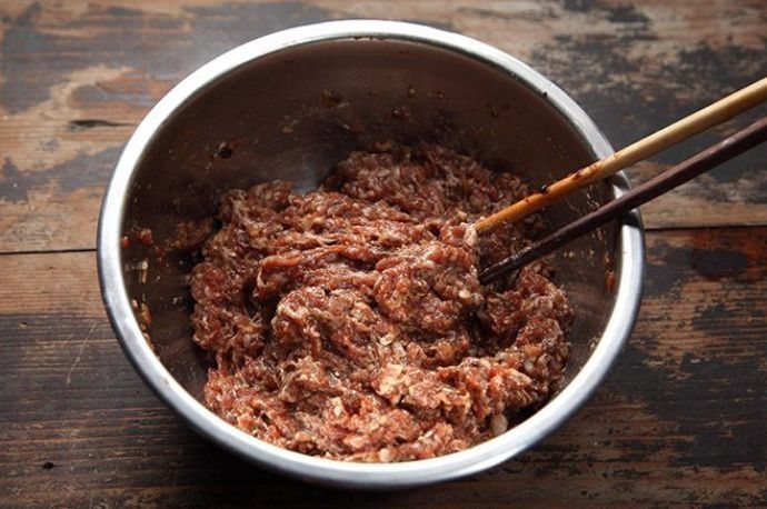 做羊肉馅饺子，放调料有讲究！教你正确做法，馅料又嫩又香无膻味