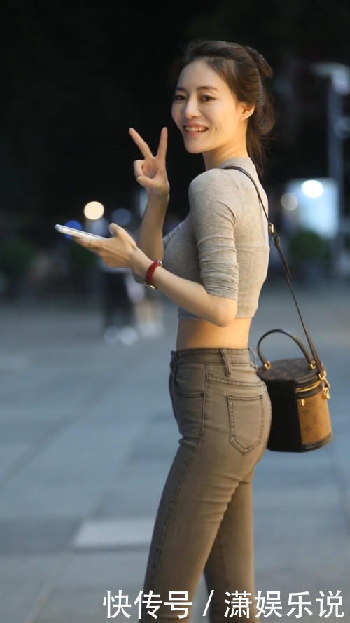 高腰|街拍气质型的小姐姐，简约高腰上衣搭配休闲鞋，穿出满满运动风