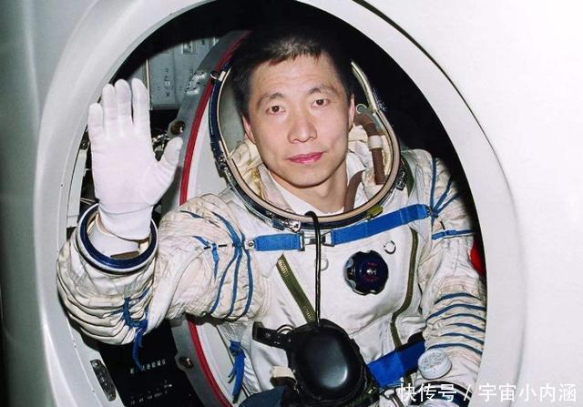 杨利伟进入太空听到敲窗声,谜底在17年后揭开,庆幸捡回一条命
