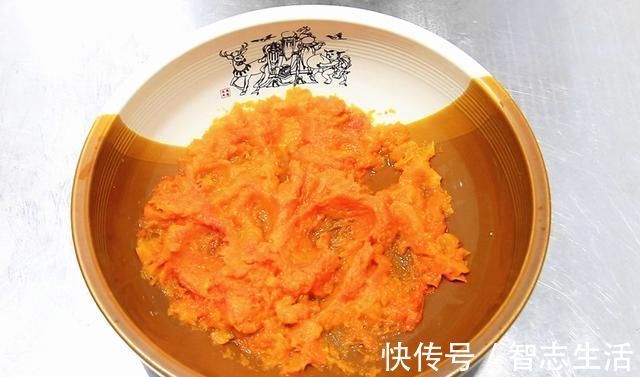 南瓜里打2个鸡蛋，竟然这么好吃教你10分钟快速搞定全家早餐