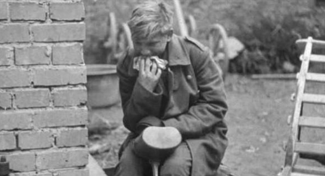 二战|二战16岁小德军被俘,美军少尉问其想怎么死,所回4个字让人心酸