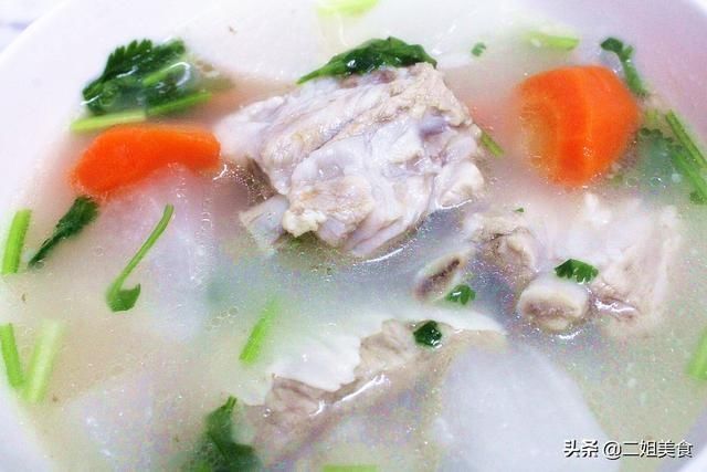 排骨汤|炖骨头汤10人9错，教您大厨常用的技巧，汤白香浓有营养