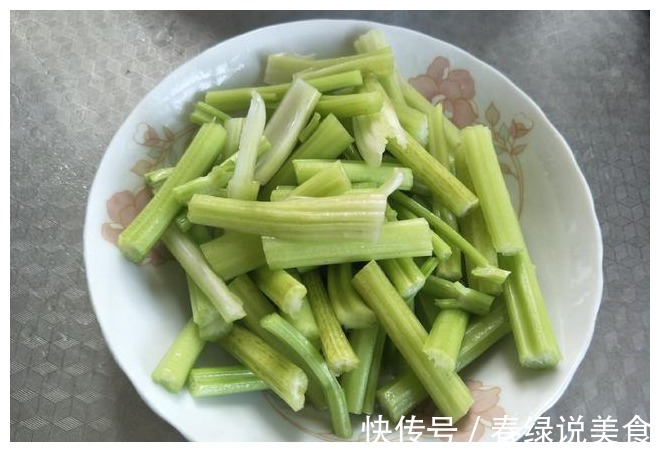 炒芹菜时,到底需不需要焯水很多人做错了,难怪芹菜难吃还塞牙