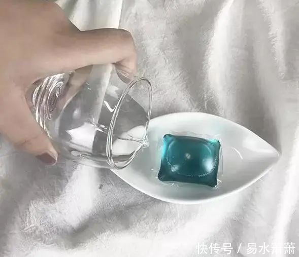 洗衣服只放洗衣液是不够的,教你3个小妙招,衣服干净不打结!