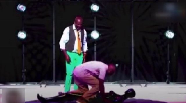 强奸|令人作呕！主持人邀请强奸犯上节目，公然模拟……