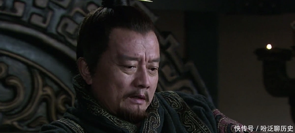 枭雄|第一个称帝的三国枭雄，众叛亲离被曹操派人截杀，死前吐血斗余