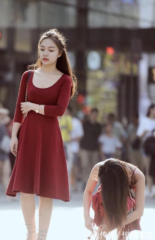 红色 时尚闺蜜不在一个感觉,穿红裙子出去玩,不同风格真时髦!