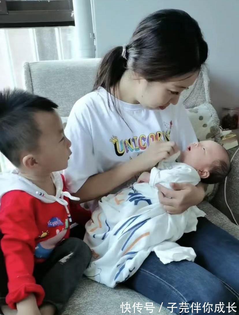 许妈|田静抱小外甥,悦悦一句话很经典:自己孩子不哄,光抱别人的孩子