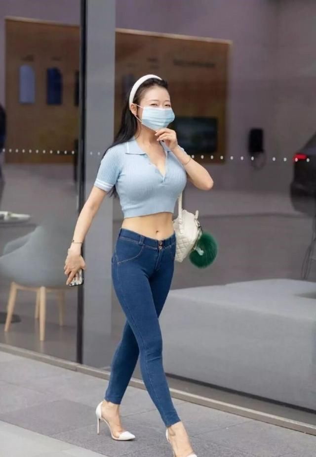 连衣裙|街拍：长款过膝连衣裙，清新甜美十足