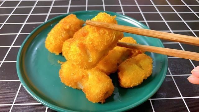 香蕉段|香蕉别直接吃，加1个鸡蛋换个做法，外酥里嫩，儿子当零食吃