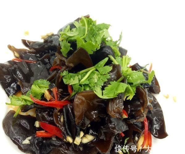 这菜宁可丢掉也别隔夜吃,吃一次比抽烟危害还大,快告诉家里人