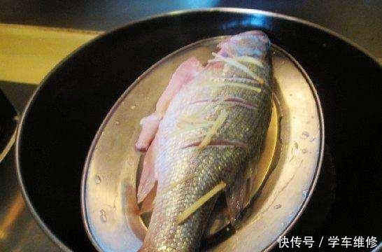 蒸鲈鱼时，需不需要腌制大厨用错了方法，难怪鲈鱼蒸好没鲜味！