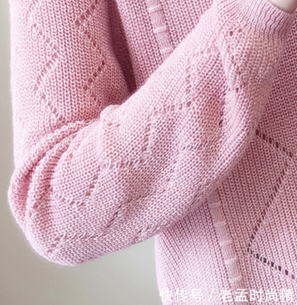 优雅|最近超火一款薄毛衣:叫“樱花粉”,春天搭小脚裤,贼美贼显年轻