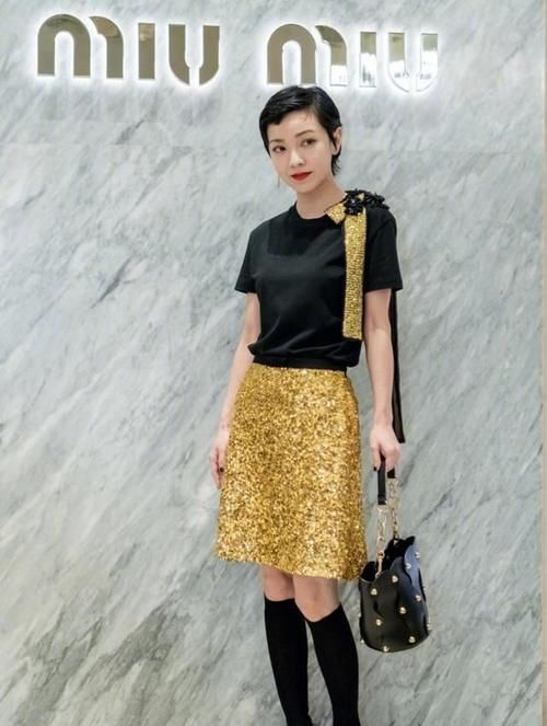 洋气|美女时尚穿搭，穿工装款风衣，短发配墨镜个性又洋气！