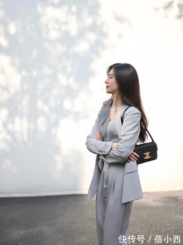 包包 穿衣简约高级的女性,春季都穿“西装”,看这些气质博主就知道了