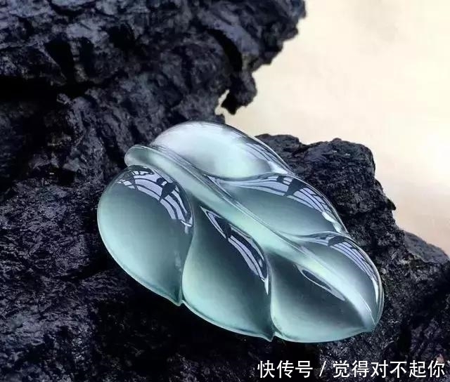 水头|老大爷嫌自己佩戴的翡翠水头不太好,用水一泡后,一看吓了一跳