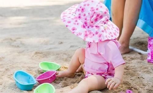 宝妈|宝妈忘给孩子做防晒,早起带娃去海边玩,晚上带回俩“国际友人”