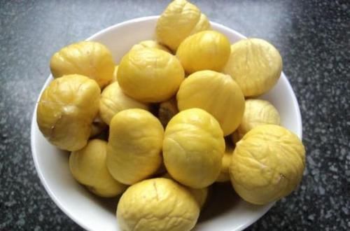 板栗难剥不好开口？用牙咬不明智，只需3招，板栗快速去壳，干净