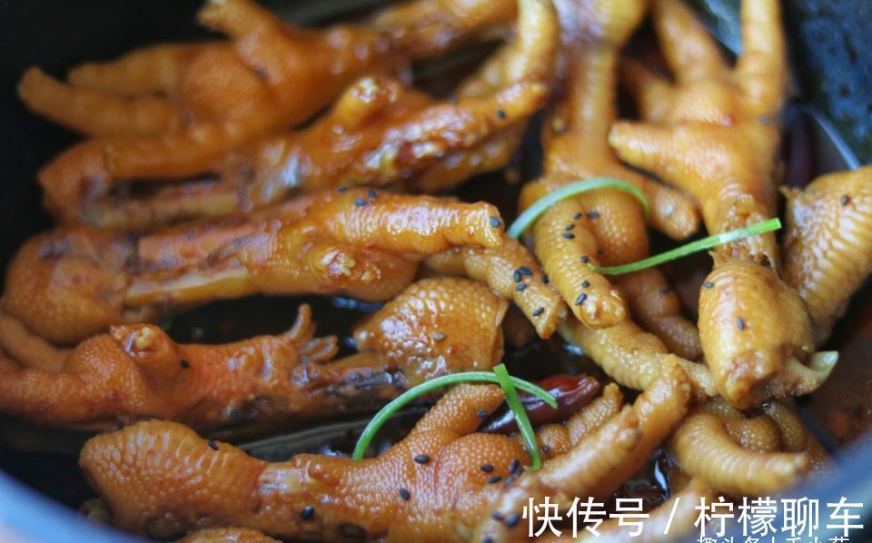 做法|鸡爪最好吃的做法,一次炖一大锅超过瘾,做法简单酱香浓郁