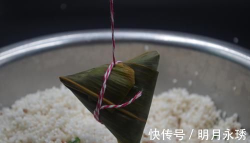 不会包粽子?小伙慢动作讲解,一卷一捏一盖,手法简单,一看就会