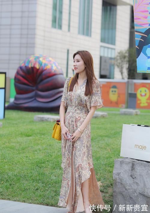 裙摆 连衣裙的美丽不在于裙摆的长短,而在美女给你的感觉