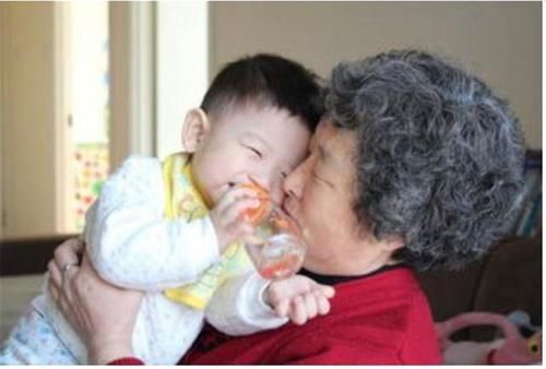 孩子|喜欢奶奶还是姥姥?7岁儿子一句平常话,揭开了现实的无奈和残酷