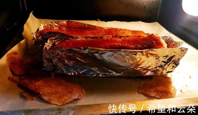 松肉针|五花肉别再红烧了，试试做成脆皮版，色泽金黄，酥脆鲜香，超好吃！