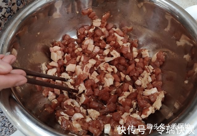 包韭菜馅饺子或包子，最忌放此种调料，难怪味道不鲜美，还不好吃