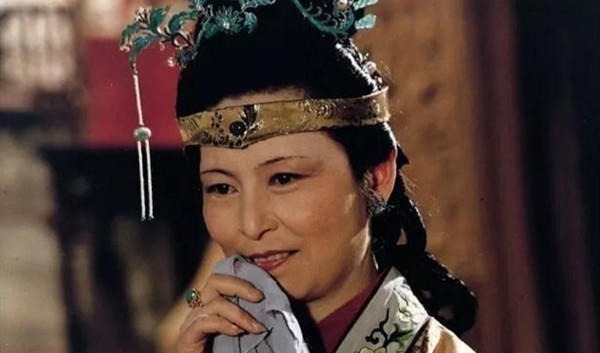 晴雯!林黛玉嘲笑刘姥姥是母蝗虫,打疼了谁的脸?难怪死后,被挫骨扬灰