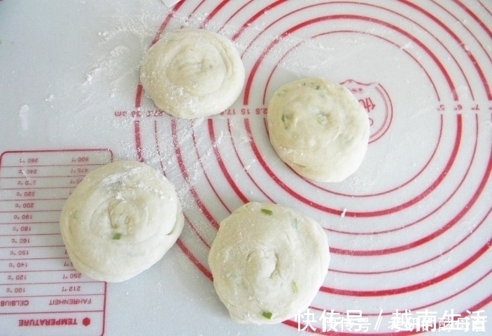 烙饼又干又硬是和面用错了水,牢记3点,饼柔软筋道,放凉不硬