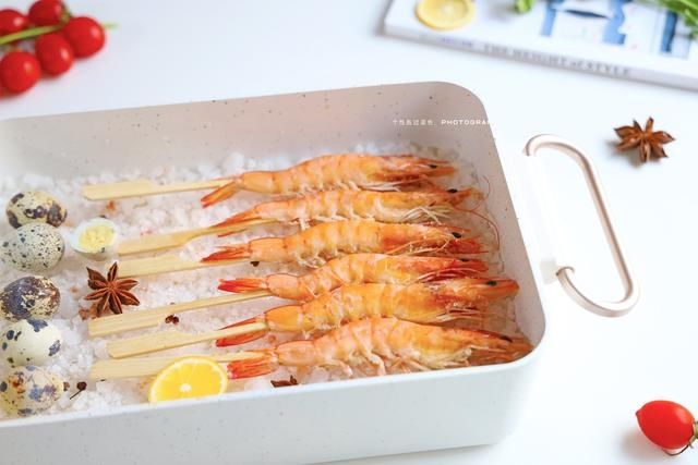 盐焗虾就是把虾放盐里焗？想要弹牙入味你需要这样做