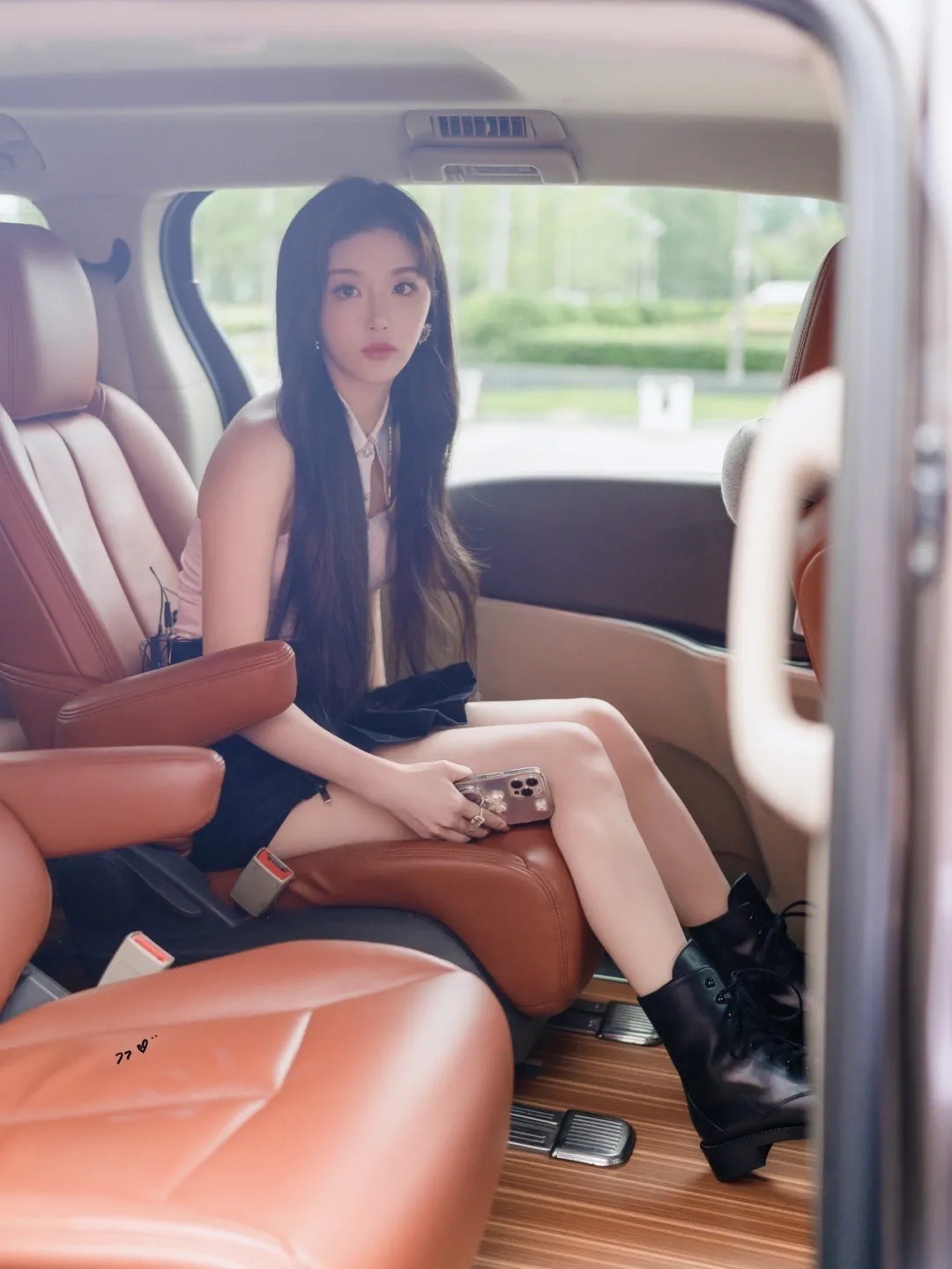 尖领+抹胸|孔雪儿这衬衫够别致,只是“尖领+抹胸”就要上千块,怪美的