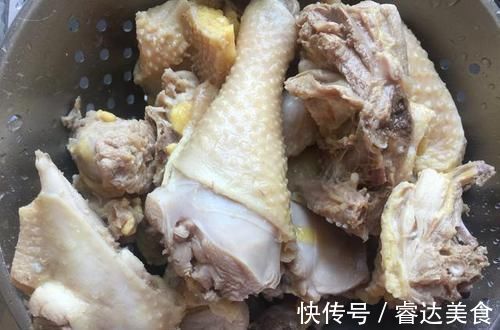 炖鸡汤，别只会焯水了！30年大厨教你3招，肉质鲜香软嫩，无腥味