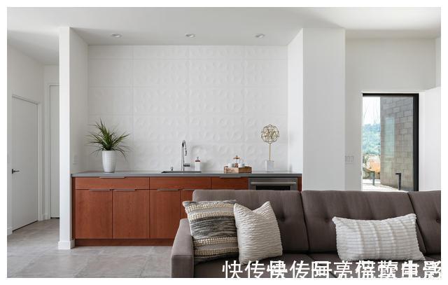 私人|外国佬自建私人别墅,大量混凝土砖设计,谁说别墅就得花几百万