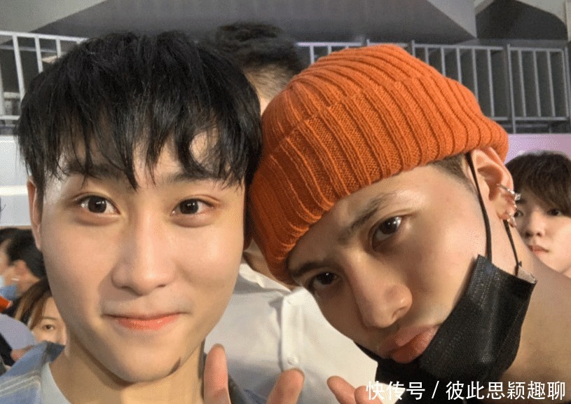 创4庆功宴生图曝出,王嘉尔全程专心干饭,我却被贵公子刘宇吸引