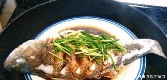 清蒸鲈鱼时,这一步很关键,否则,蒸出的鲈鱼不滑嫩!