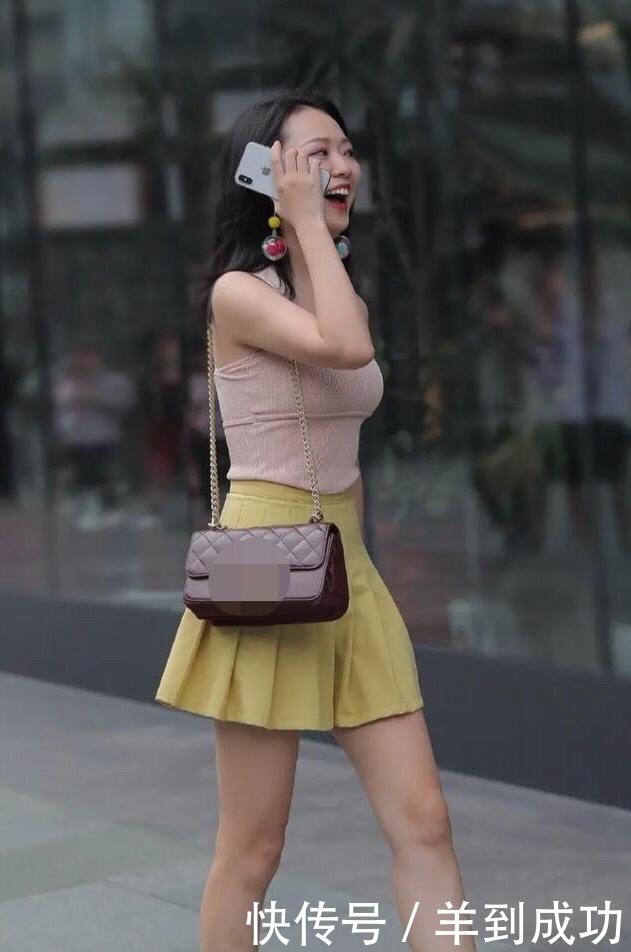 美女粉色吊带背心搭配百褶裙，俏皮少女范十足，身材高挑纤细