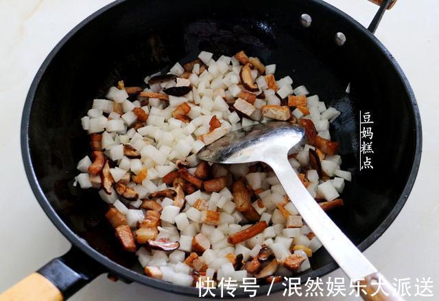西兰花|白萝卜焖饭的做法,电饭煲简单一焖,连吃2碗才过瘾