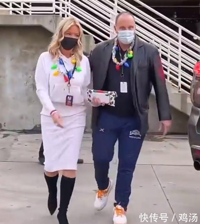 女老板|被爱情滋润!湖人女老板携小9岁男友看球,60岁状态气质风韵犹存