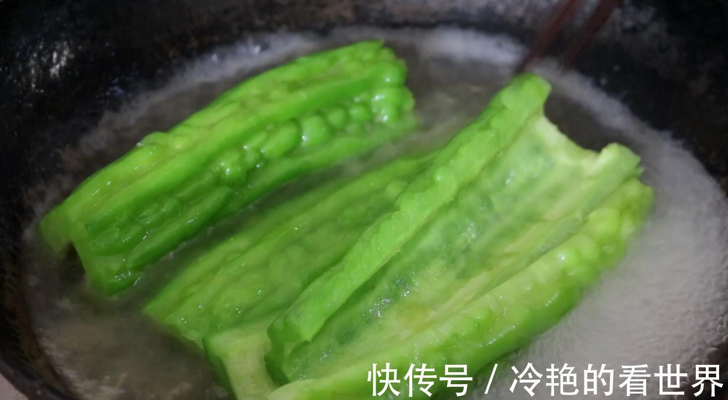 苦瓜这样做太好吃了,一点不苦,不炒不凉拌,孩子也爱吃,超解馋