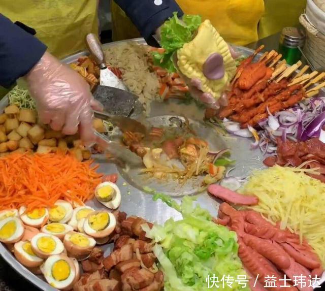配菜|阿姨摆摊卖口袋馍，十几种菜供挑选，食客比煎饼果子好吃多了！