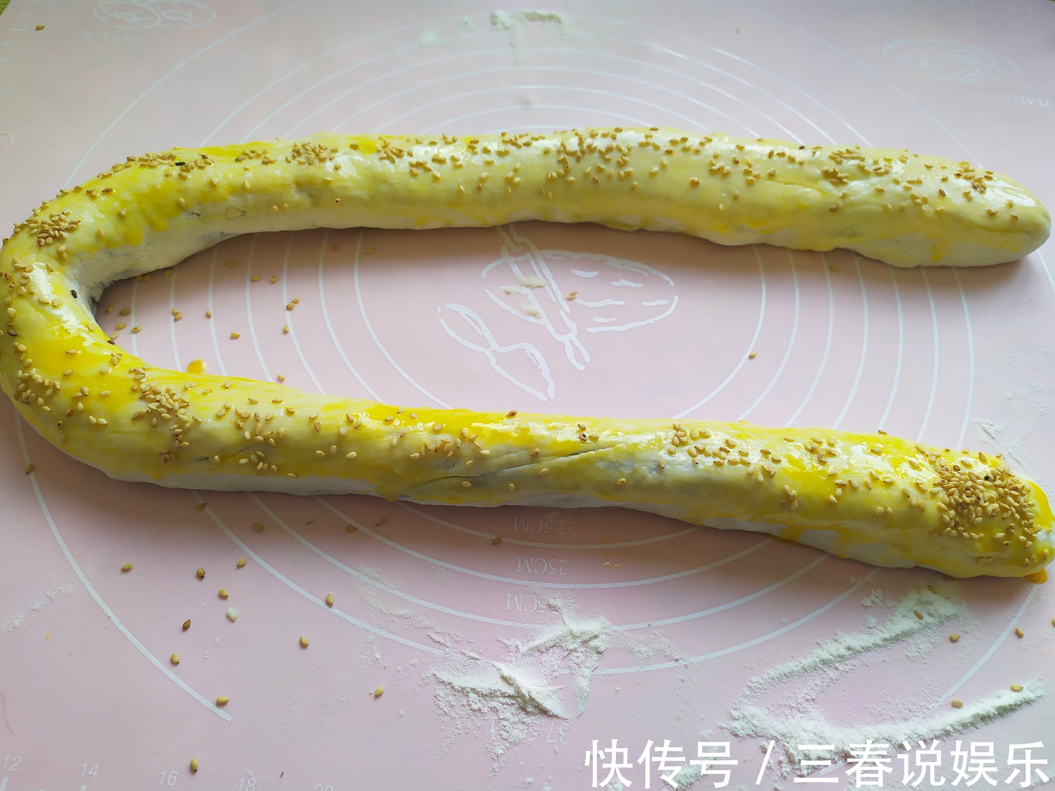 面粉别再蒸馒头了，试试这个做法，孩子一口一个特别喜欢，太香啦