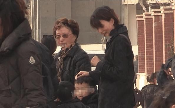 董卿素颜接孩子，却意外暴露贵族学校，网友：一年学费近20万