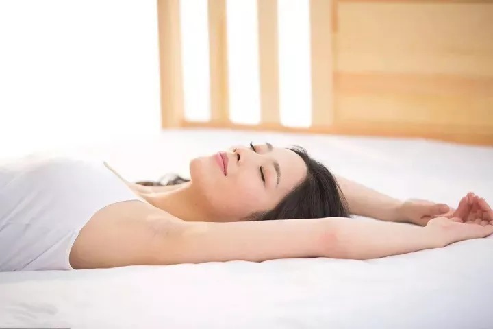 改善|为什么睡觉时举起双手?这招改善睡眠法,失眠、压抑的人都知道