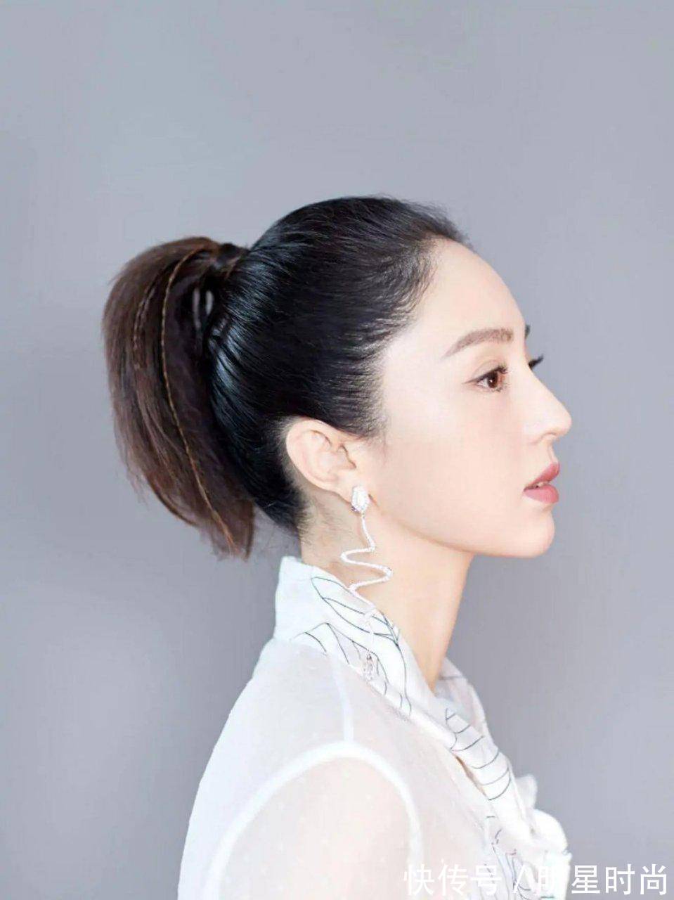 衬衫 身穿一件印花设计的白色衬衫搭配白色半身裙,温柔又时髦