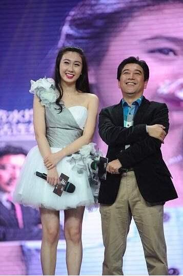 央视主持水亦诗晒照穿白色羽绒服戴针织帽五官酷似爸爸水均益