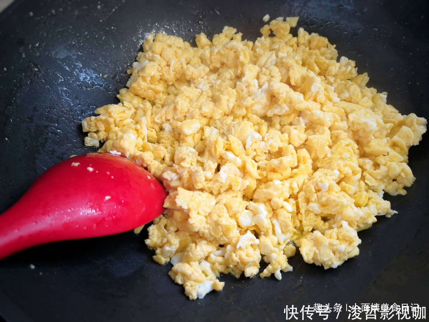 搅拌均匀|做韭菜鸡蛋馅饺子，“最忌讳”放它，很多人弄错，难怪饺子不好吃