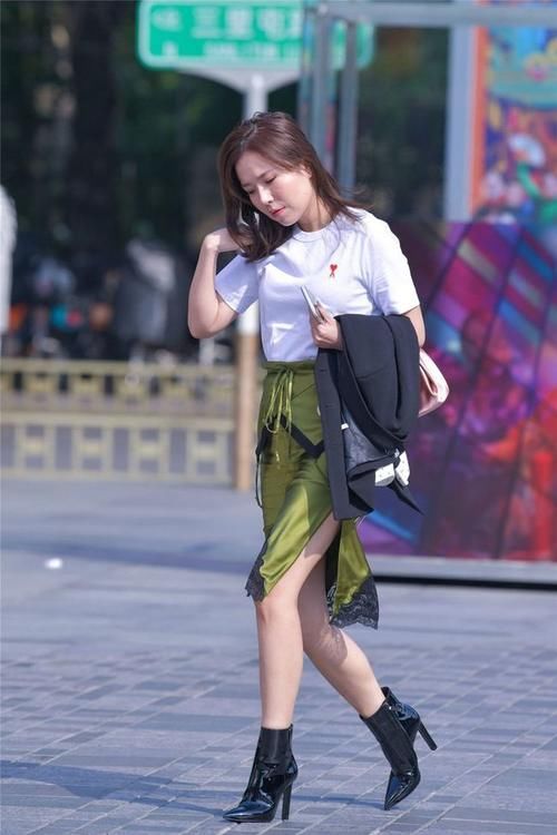 毛衣 将V领针织毛衣穿出了斜肩装，美艳动人，时尚气质穿搭！