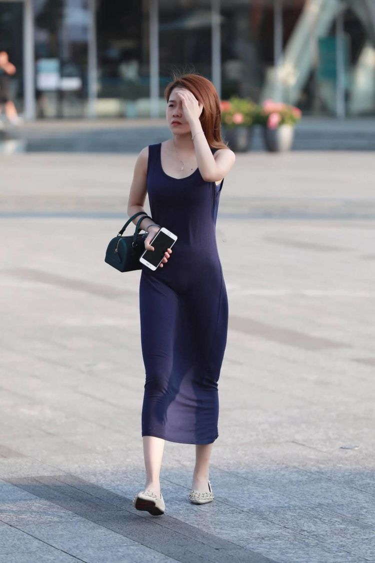 街拍小美女紧身的素色打扮,让整个身材立体感强,竟如此好看