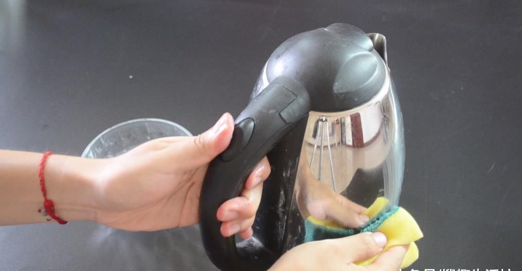 烦恼|用蜡烛在电水壶上擦一擦太实用了, 解决了很多人的烦恼, 赶紧试试